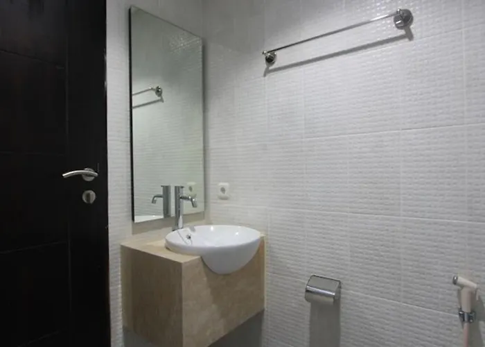 Airport Kuta And Residences ホテル 2*